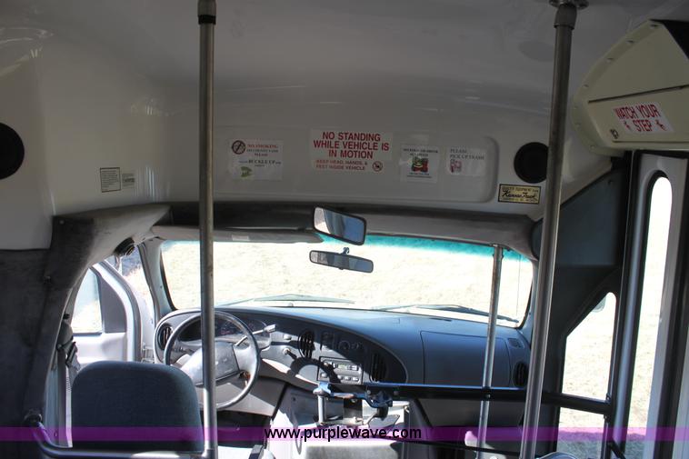 image for item E8376 2001 Ford Econoline E350 Super Duty bus