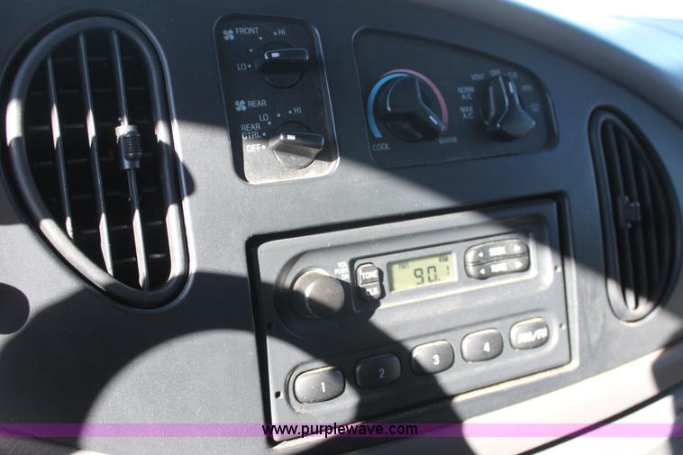 image for item E8376 2001 Ford Econoline E350 Super Duty bus