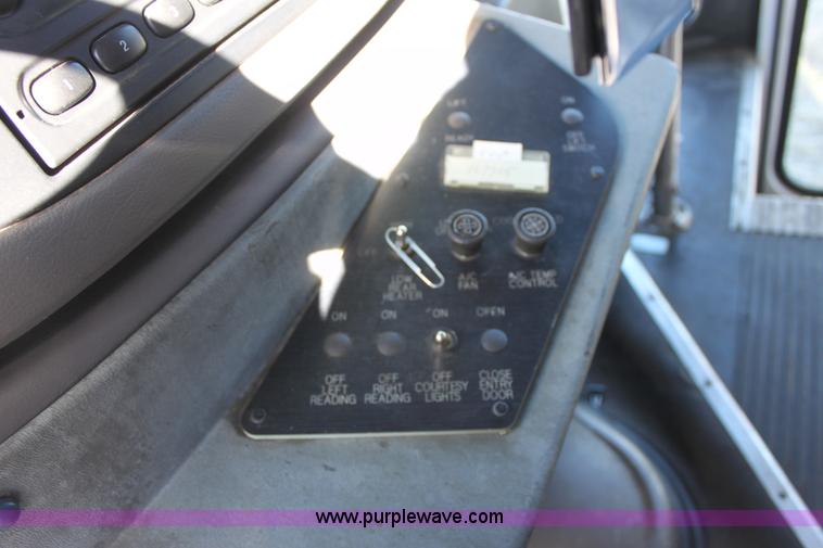 image for item E8376 2001 Ford Econoline E350 Super Duty bus