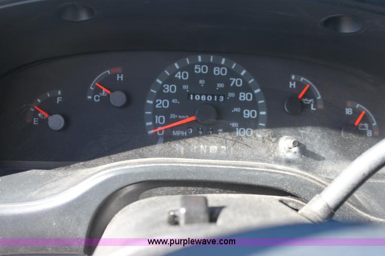 image for item E8376 2001 Ford Econoline E350 Super Duty bus