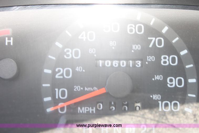 image for item E8376 2001 Ford Econoline E350 Super Duty bus