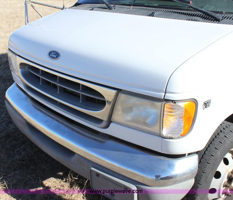 image for item E8376 2001 Ford Econoline E350 Super Duty bus