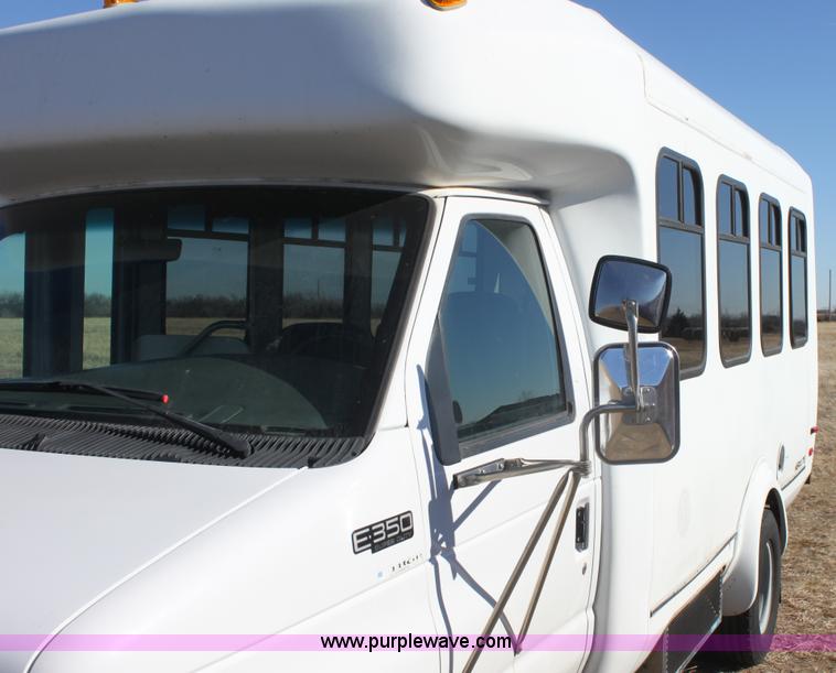 image for item E8376 2001 Ford Econoline E350 Super Duty bus