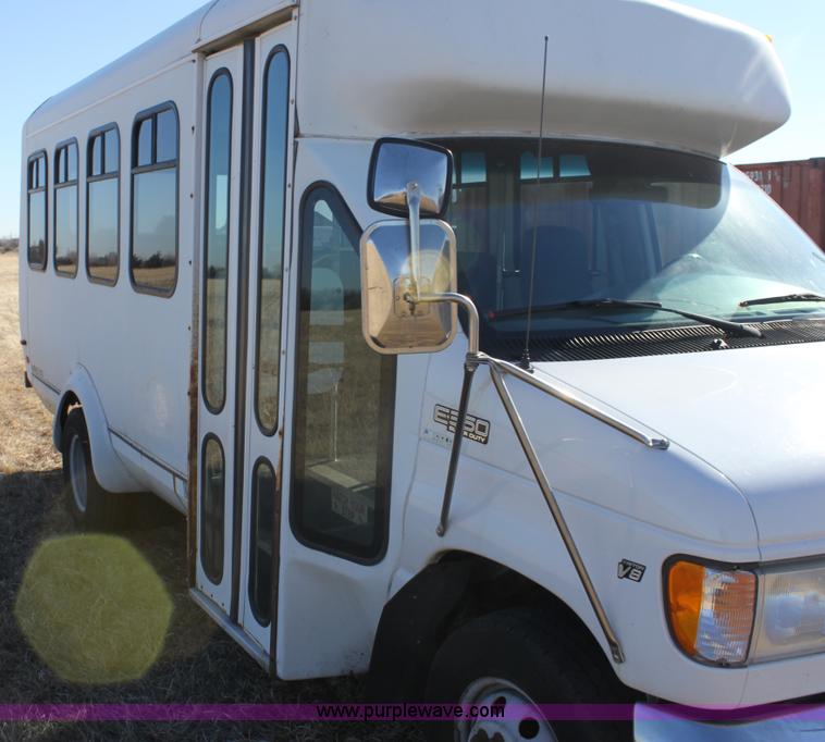 image for item E8376 2001 Ford Econoline E350 Super Duty bus