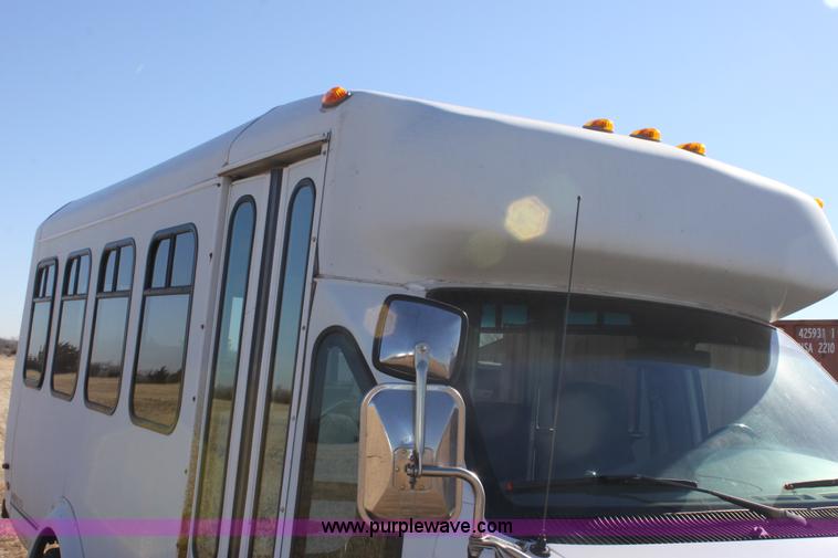 image for item E8376 2001 Ford Econoline E350 Super Duty bus