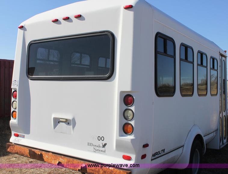 image for item E8376 2001 Ford Econoline E350 Super Duty bus