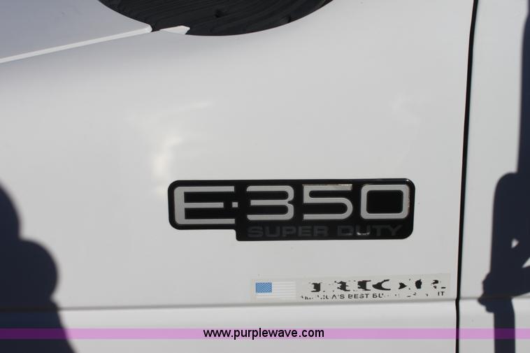image for item E8376 2001 Ford Econoline E350 Super Duty bus