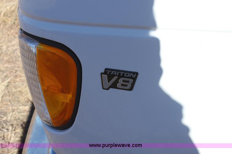 image for item E8376 2001 Ford Econoline E350 Super Duty bus