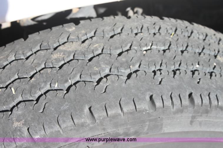 image for item E8376 2001 Ford Econoline E350 Super Duty bus