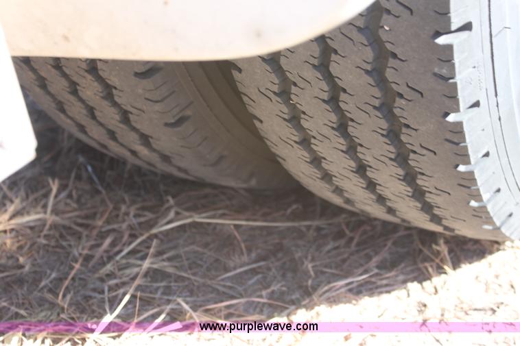 image for item E8376 2001 Ford Econoline E350 Super Duty bus