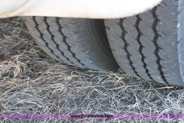 image for item E8376 2001 Ford Econoline E350 Super Duty bus