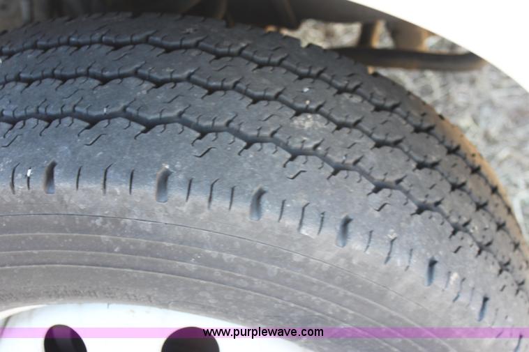 image for item E8376 2001 Ford Econoline E350 Super Duty bus