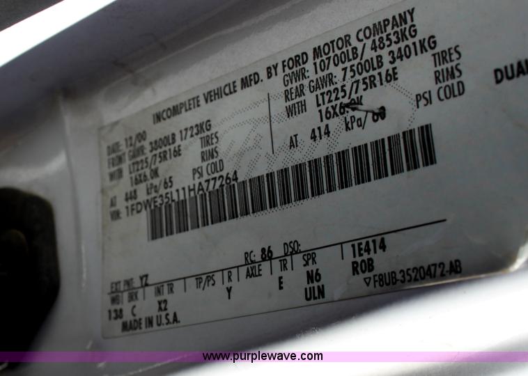 image for item E8376 2001 Ford Econoline E350 Super Duty bus