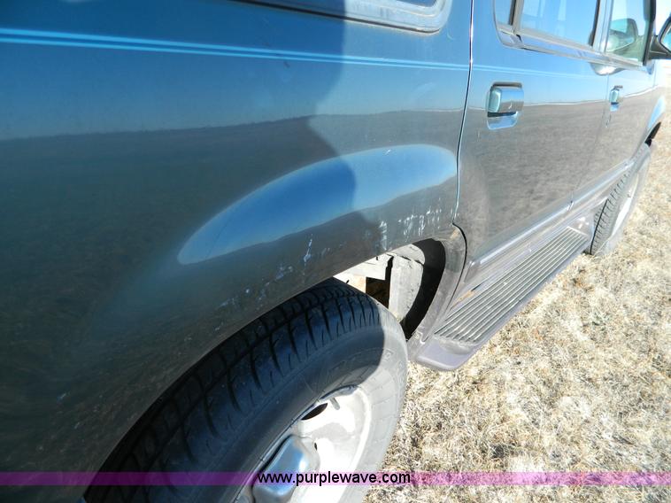 image for item G7605 1996 Ford Explorer SUV