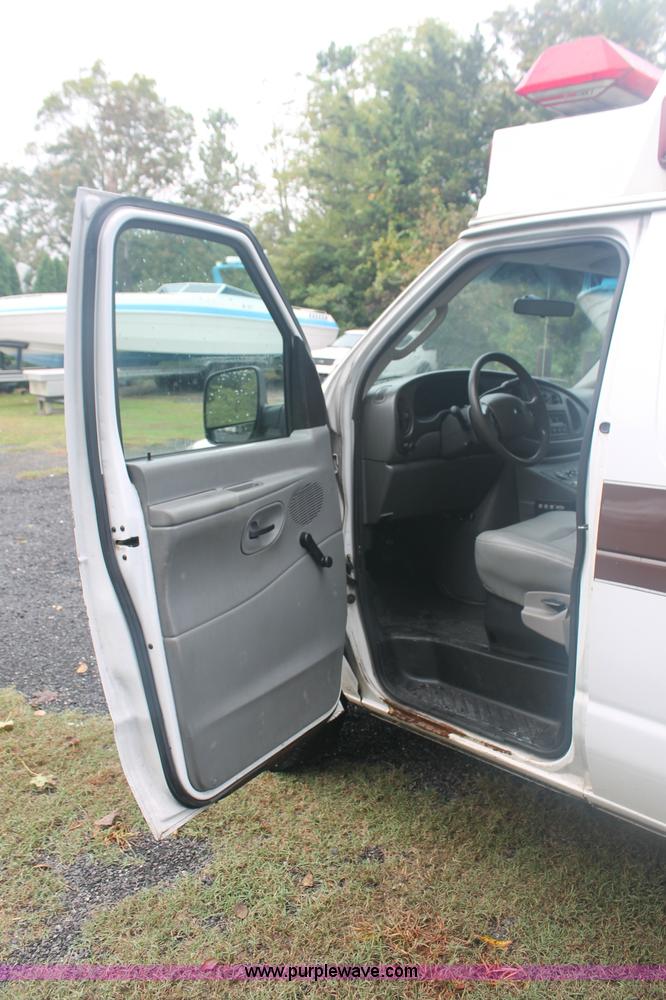 image for item C2915 2003 Ford Econoline E350 Super Duty ambulance van