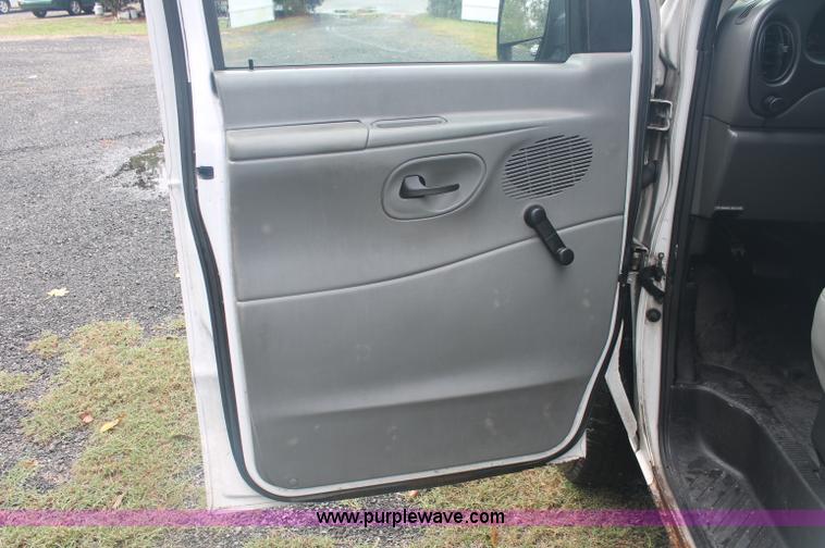 image for item C2915 2003 Ford Econoline E350 Super Duty ambulance van