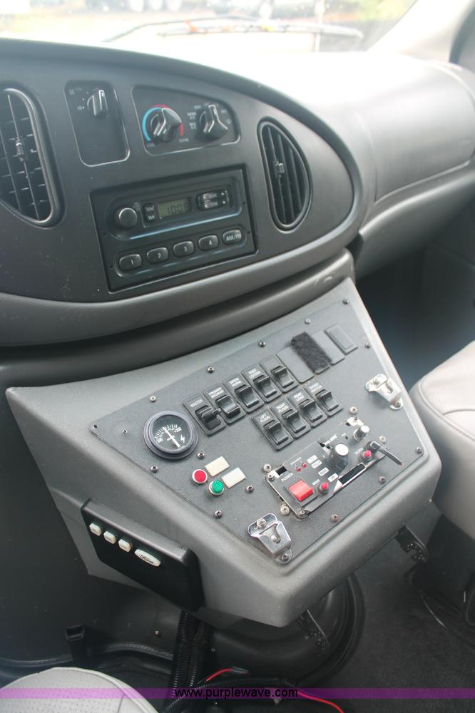 image for item C2915 2003 Ford Econoline E350 Super Duty ambulance van