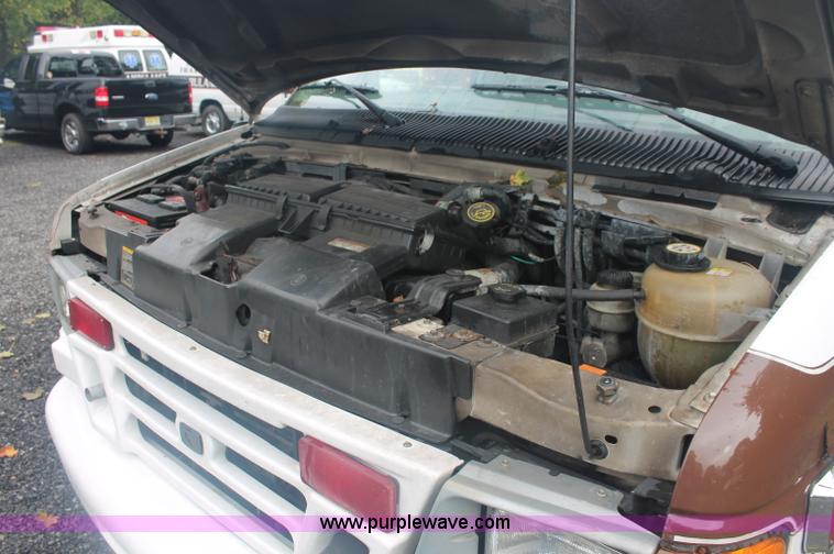 image for item C2915 2003 Ford Econoline E350 Super Duty ambulance van