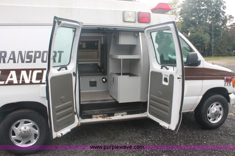 image for item C2915 2003 Ford Econoline E350 Super Duty ambulance van
