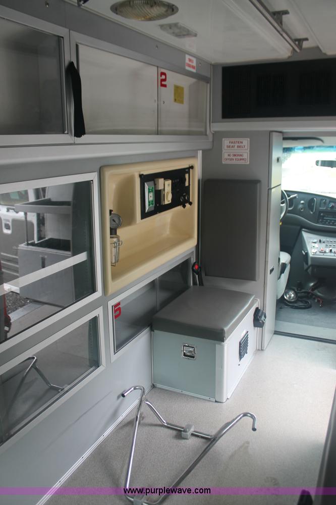 image for item C2915 2003 Ford Econoline E350 Super Duty ambulance van