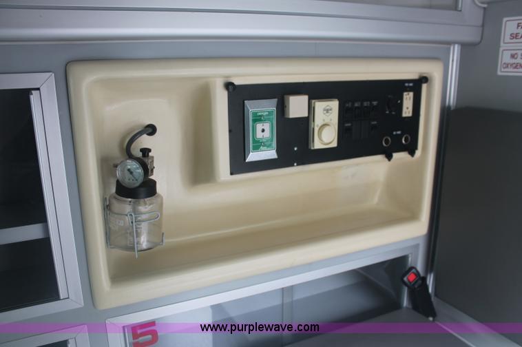 image for item C2915 2003 Ford Econoline E350 Super Duty ambulance van