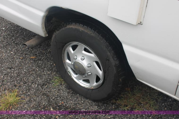 image for item C2915 2003 Ford Econoline E350 Super Duty ambulance van