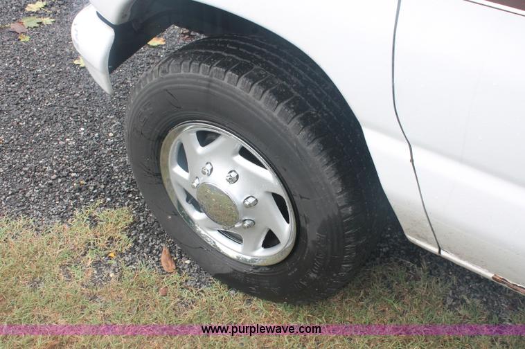 image for item C2915 2003 Ford Econoline E350 Super Duty ambulance van