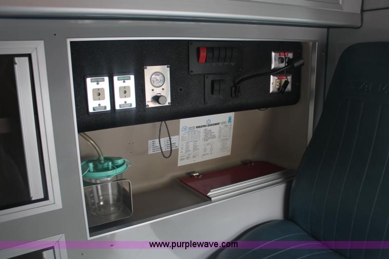 image for item C2916 1999 Ford Econoline E350 Super Duty ambulance van