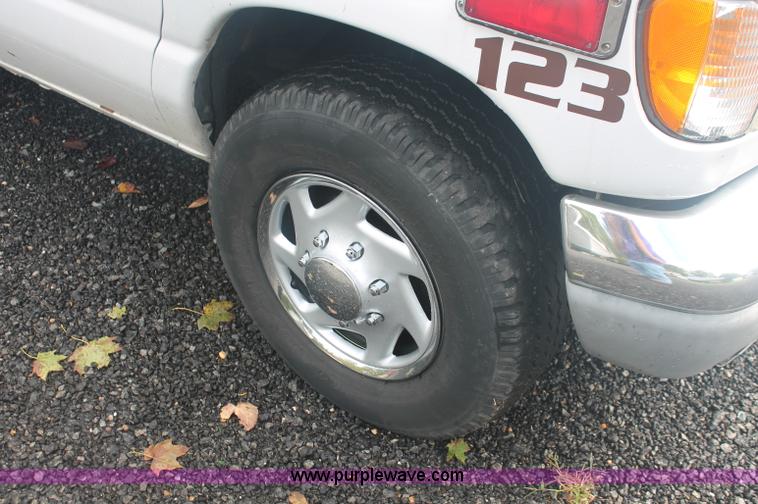 image for item C2916 1999 Ford Econoline E350 Super Duty ambulance van