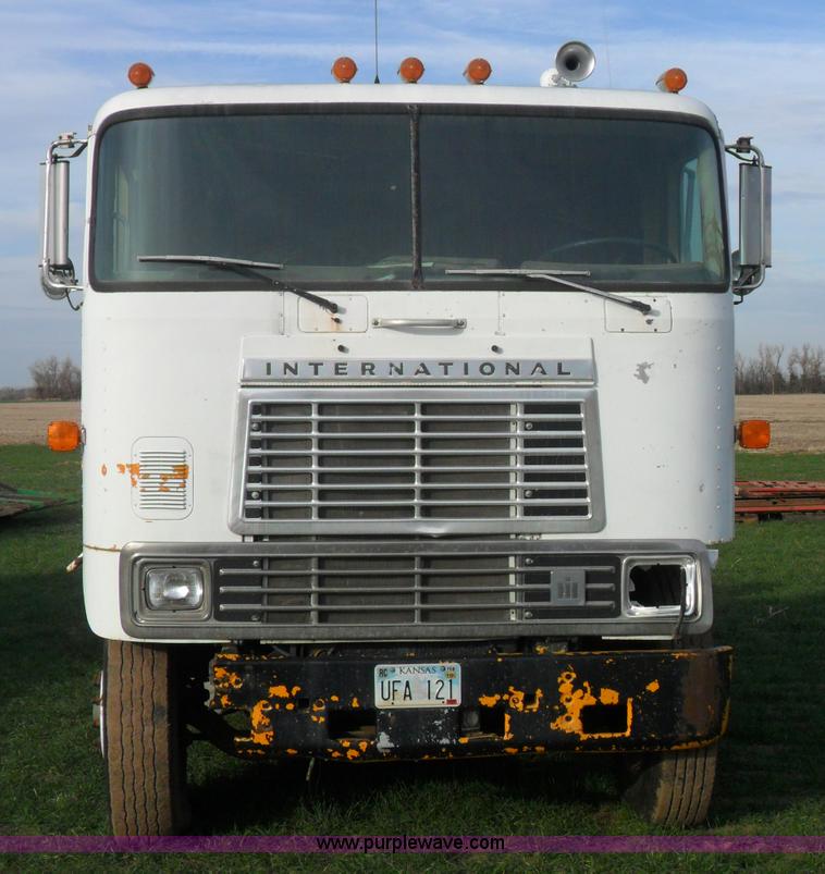 image for item AB9240 1981 International 9670 COF semi truck