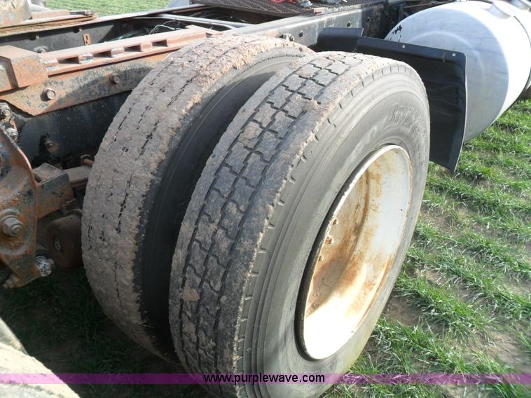 image for item AB9240 1981 International 9670 COF semi truck