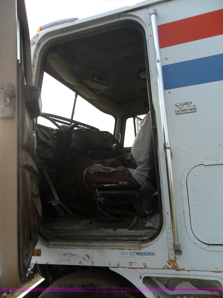 image for item AB9240 1981 International 9670 COF semi truck