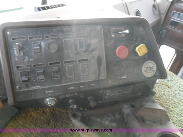 image for item AB9240 1981 International 9670 COF semi truck