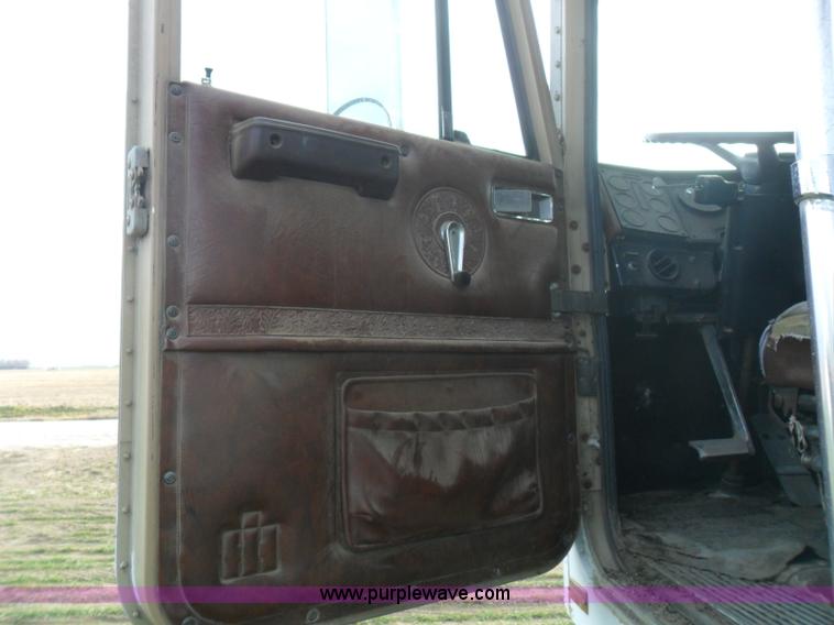 image for item AB9240 1981 International 9670 COF semi truck