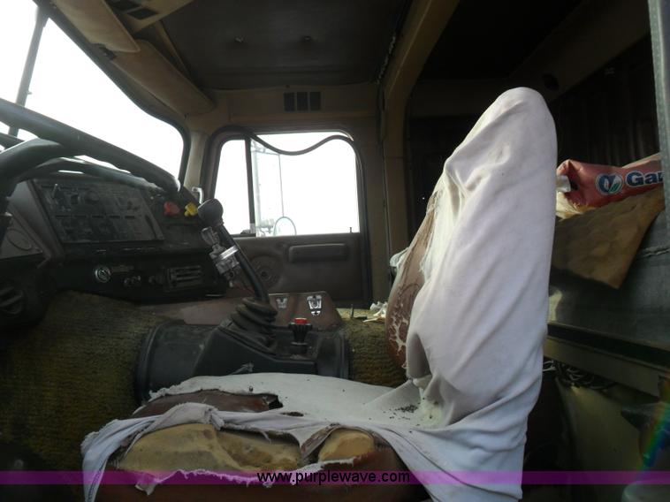 image for item AB9240 1981 International 9670 COF semi truck