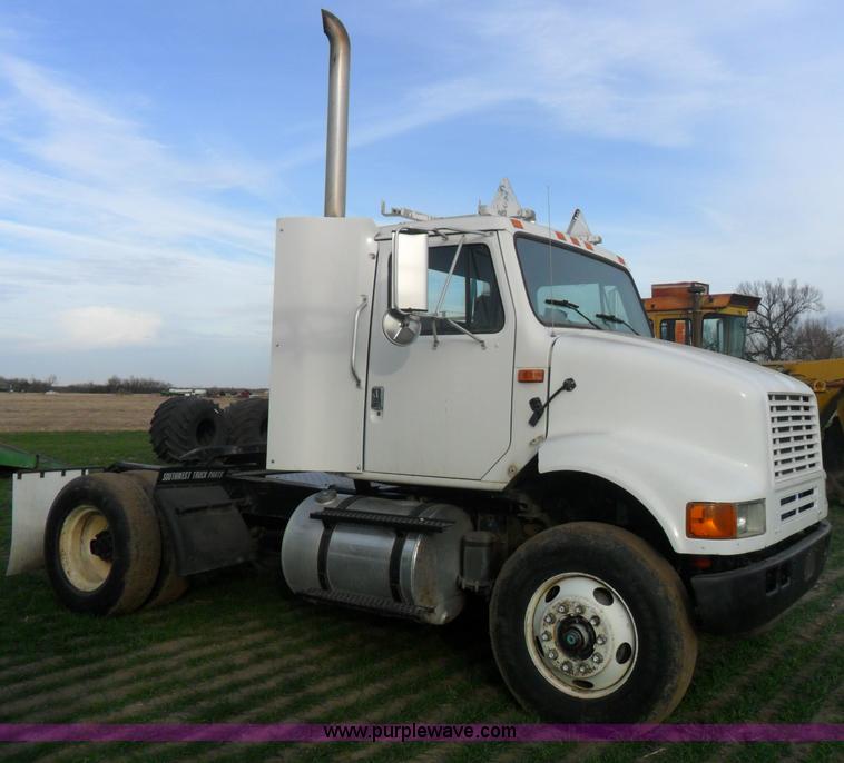image for item AB9242 1992 International 8100 semi truck