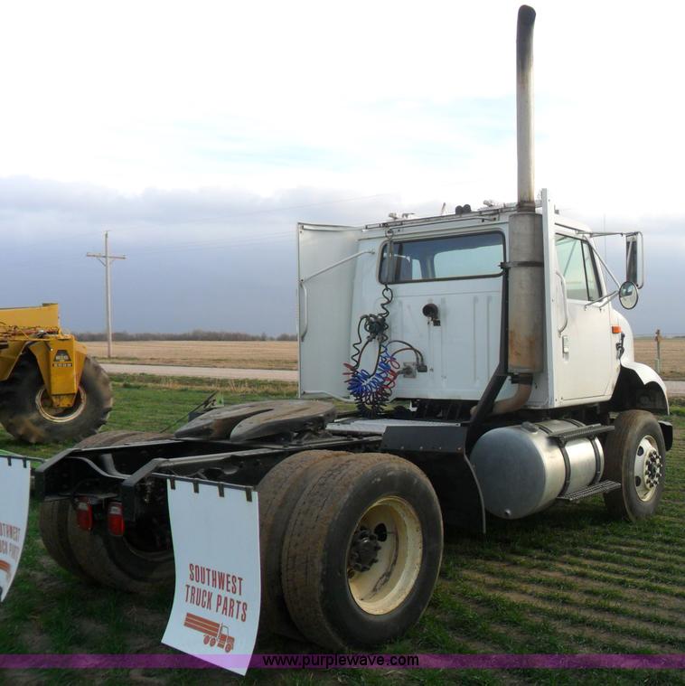 image for item AB9242 1992 International 8100 semi truck