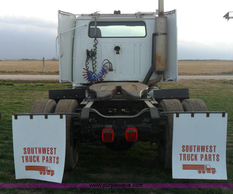 image for item AB9242 1992 International 8100 semi truck