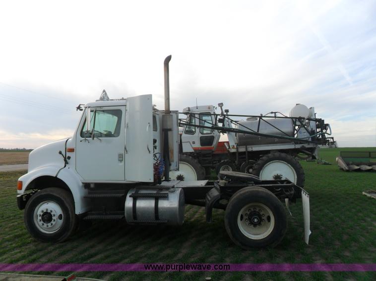 image for item AB9242 1992 International 8100 semi truck