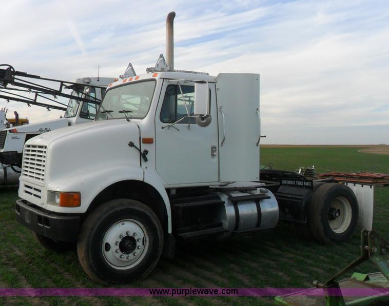 image for item AB9242 1992 International 8100 semi truck