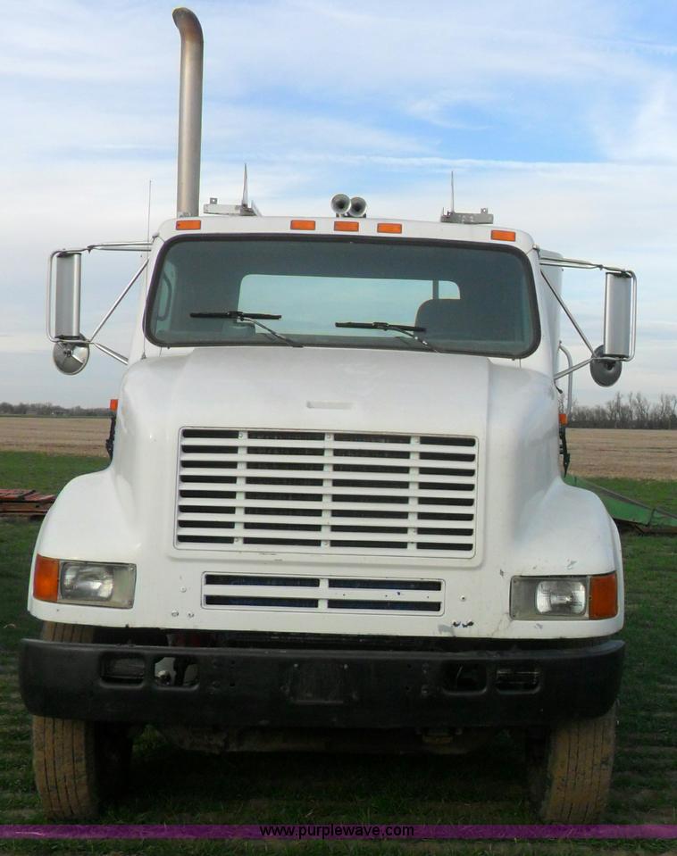 image for item AB9242 1992 International 8100 semi truck