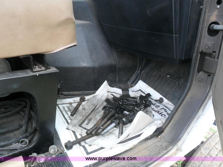 image for item AB9242 1992 International 8100 semi truck