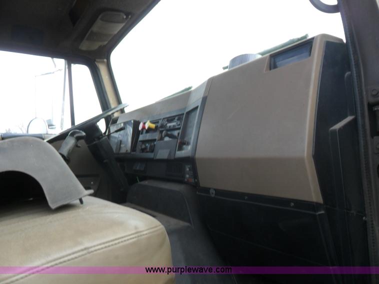 image for item AB9242 1992 International 8100 semi truck