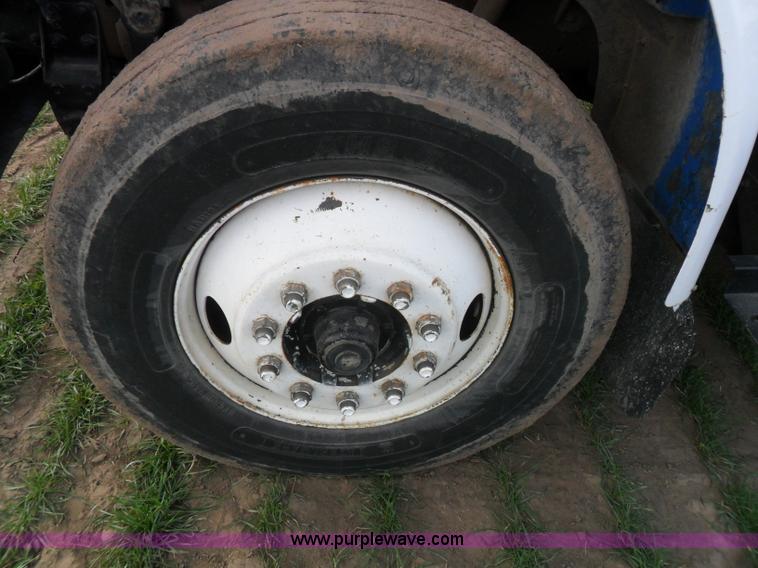 image for item AB9242 1992 International 8100 semi truck