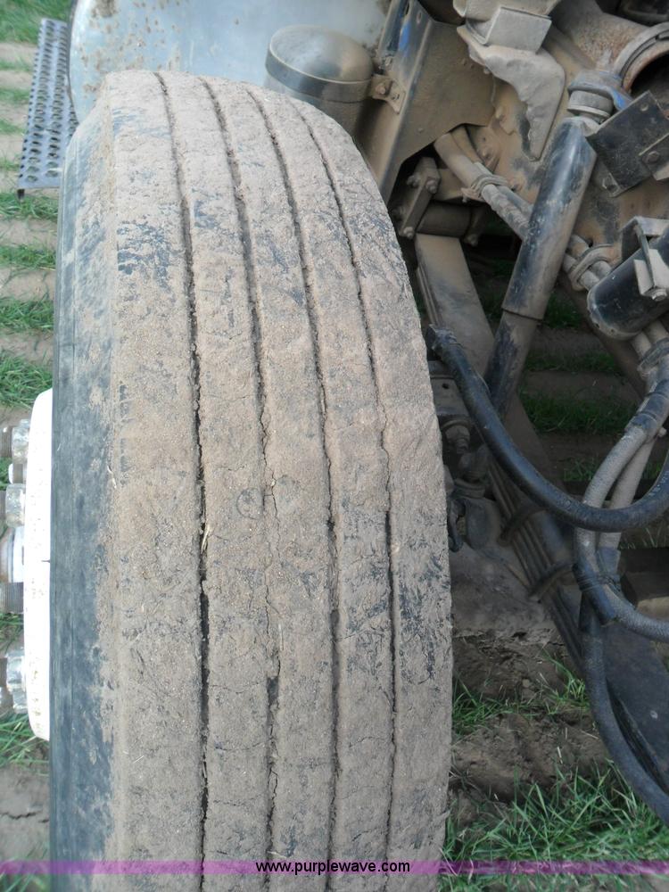 image for item AB9242 1992 International 8100 semi truck