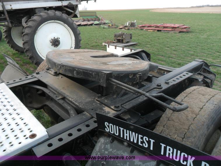 image for item AB9242 1992 International 8100 semi truck