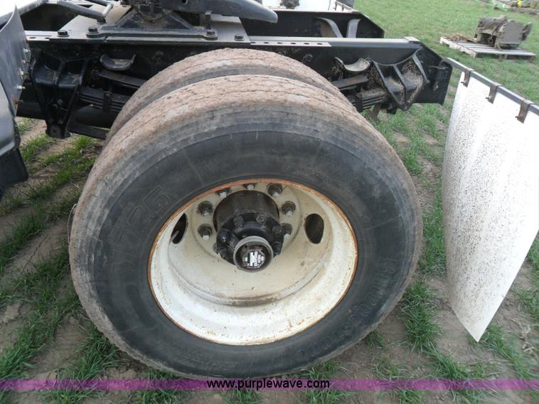 image for item AB9242 1992 International 8100 semi truck