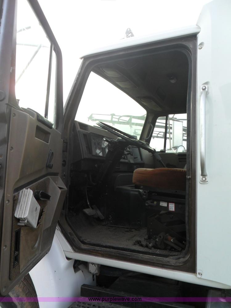 image for item AB9242 1992 International 8100 semi truck