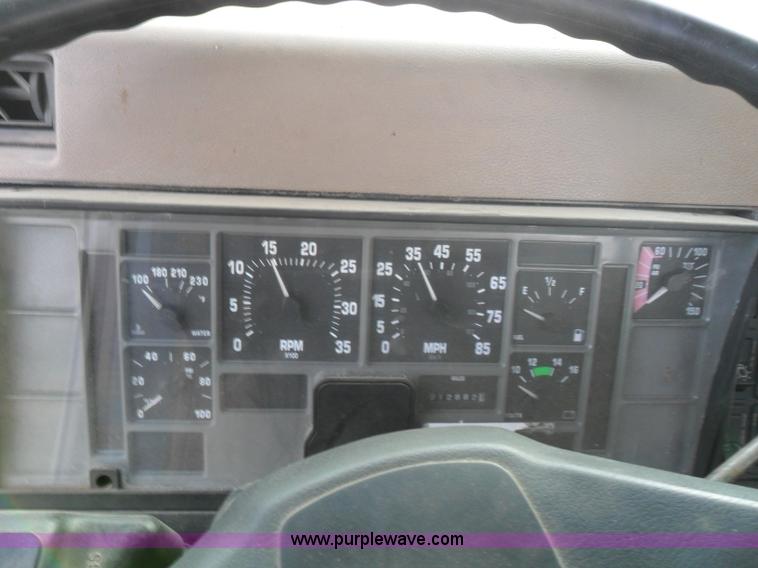 image for item AB9242 1992 International 8100 semi truck