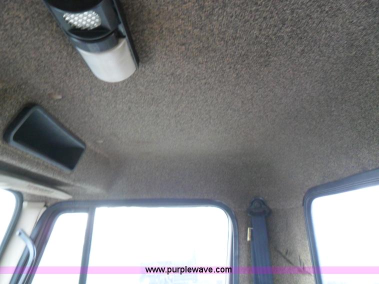 image for item AB9242 1992 International 8100 semi truck